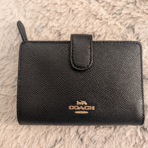 Coach Medium Bifold Black Saffiano Leather Wallet Gold Hardware NWT - Picture 1 of 8